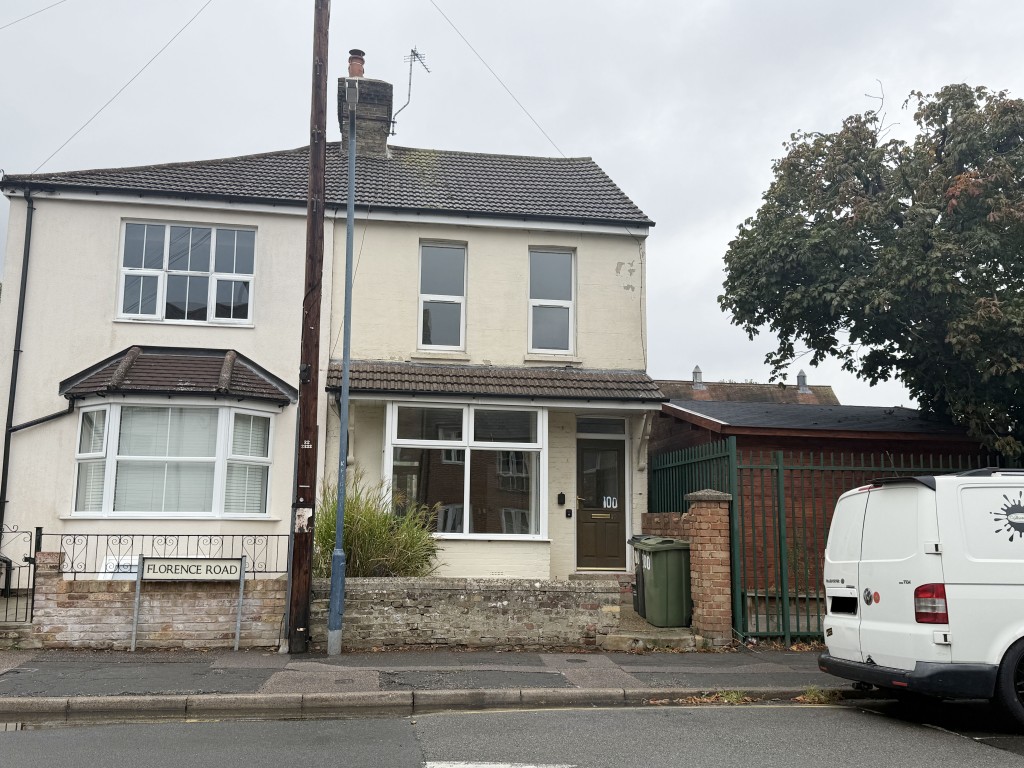 Lot: 81 - HOUSE IN NEED OF IMPROVEMENT - House in Need of Improvement